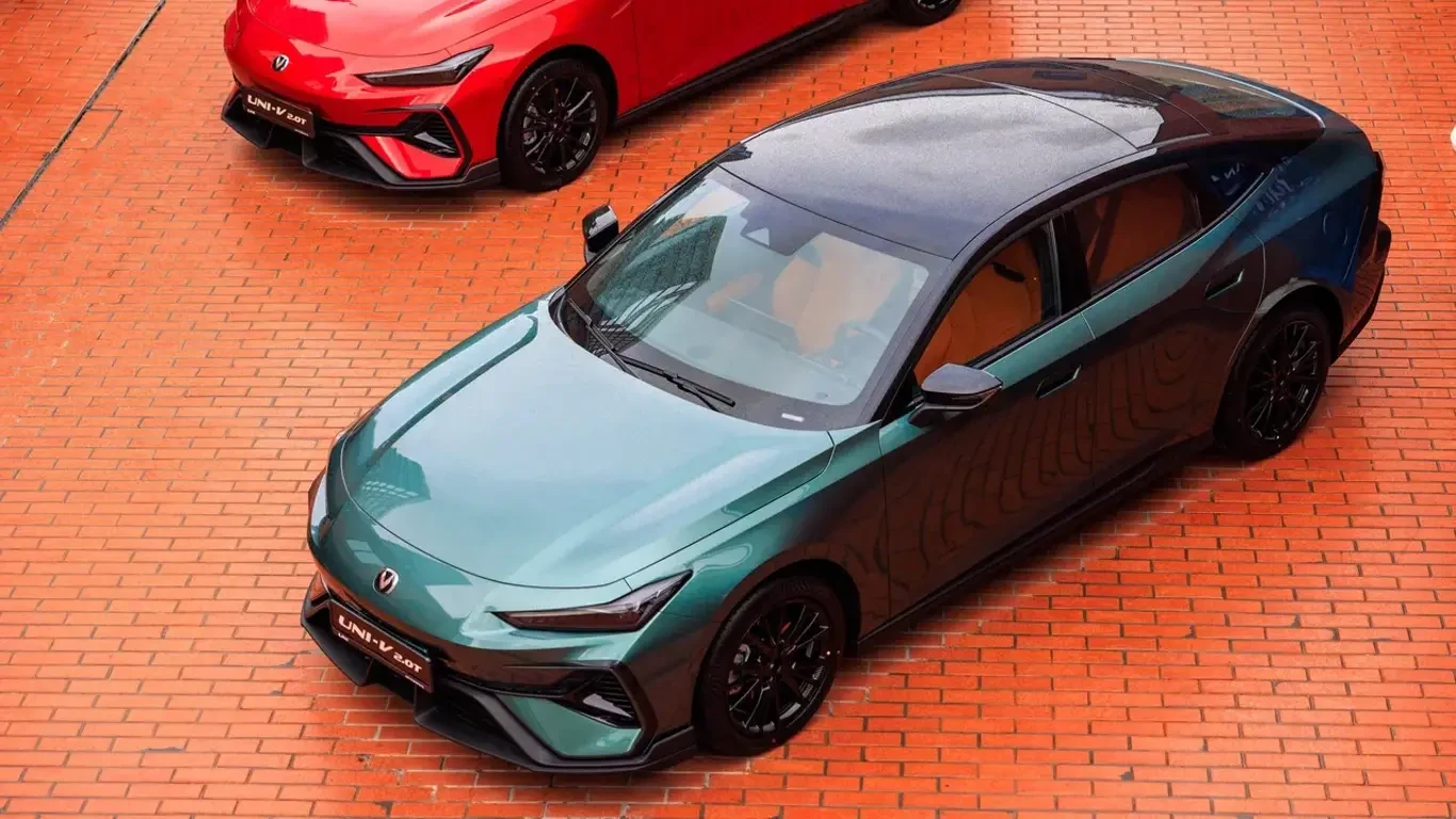 Changan дал старт продаж нового Uni-V с 2,0-литровым мотором/
Аавтомобиль можно купить у официальных