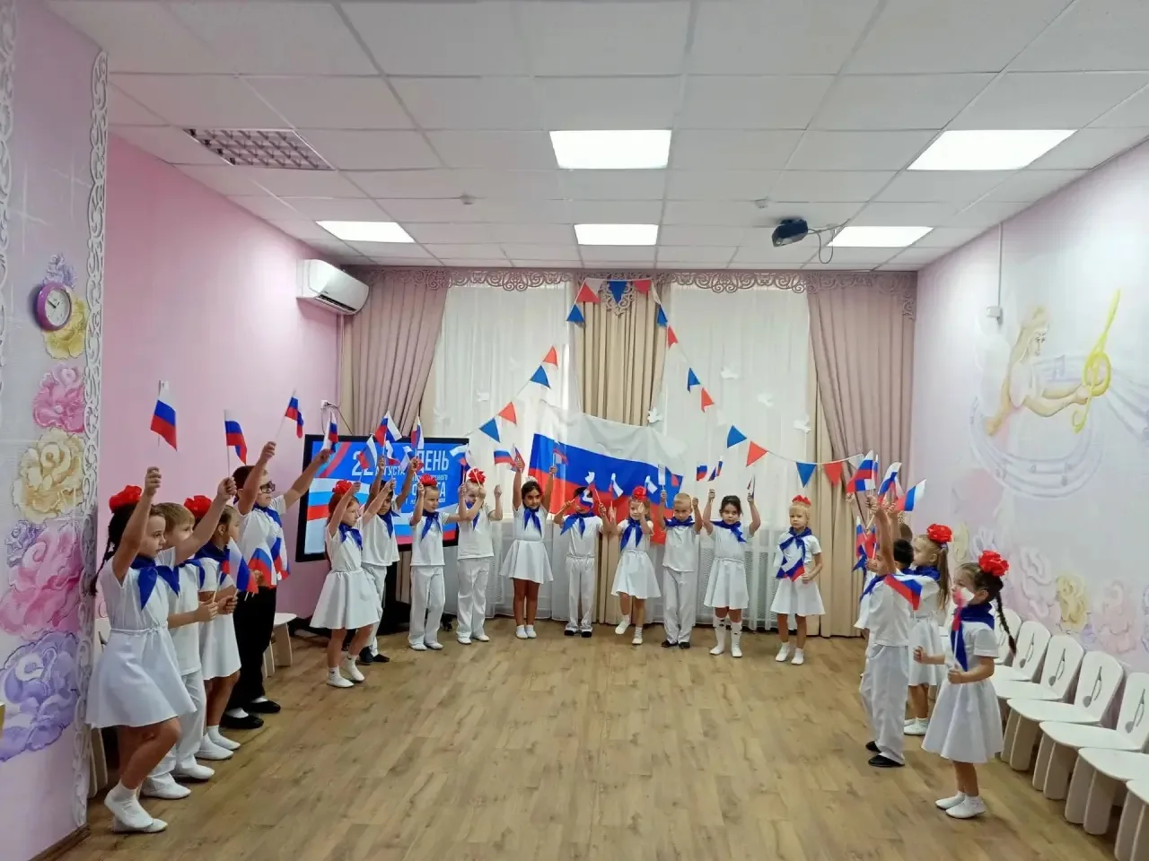 В нашем детском саду прошло мероприятие, посвященное Дню Российского флага. Ребята закр...