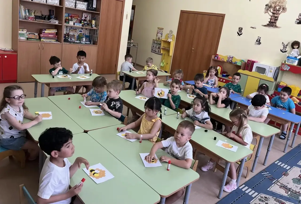 Жу-жу-жу! Празднуем Всемирный день пчёл в «Улыбке»!🐝🌼✨  Сегодня, 20 мая, наши воспитанники погрузили