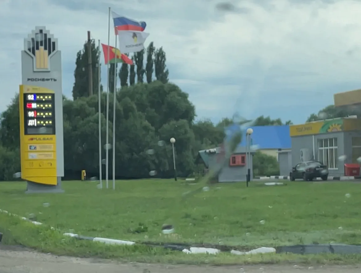 Полностью все топливо на всех АЗС закончилось в Добринском районе, кроме ГАЗа