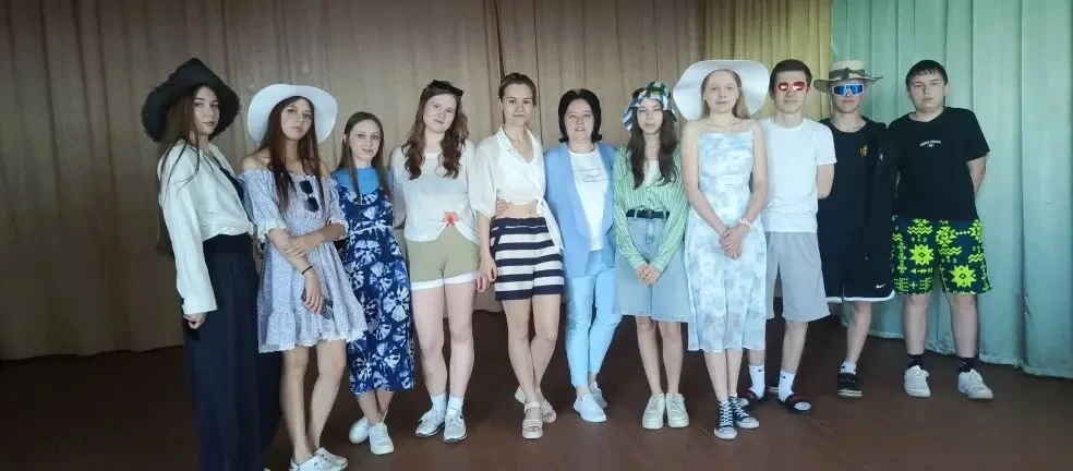 ✅В свой последний учебный день ученики 11 класса решили устроить праздник и пришли в школу в пляжной