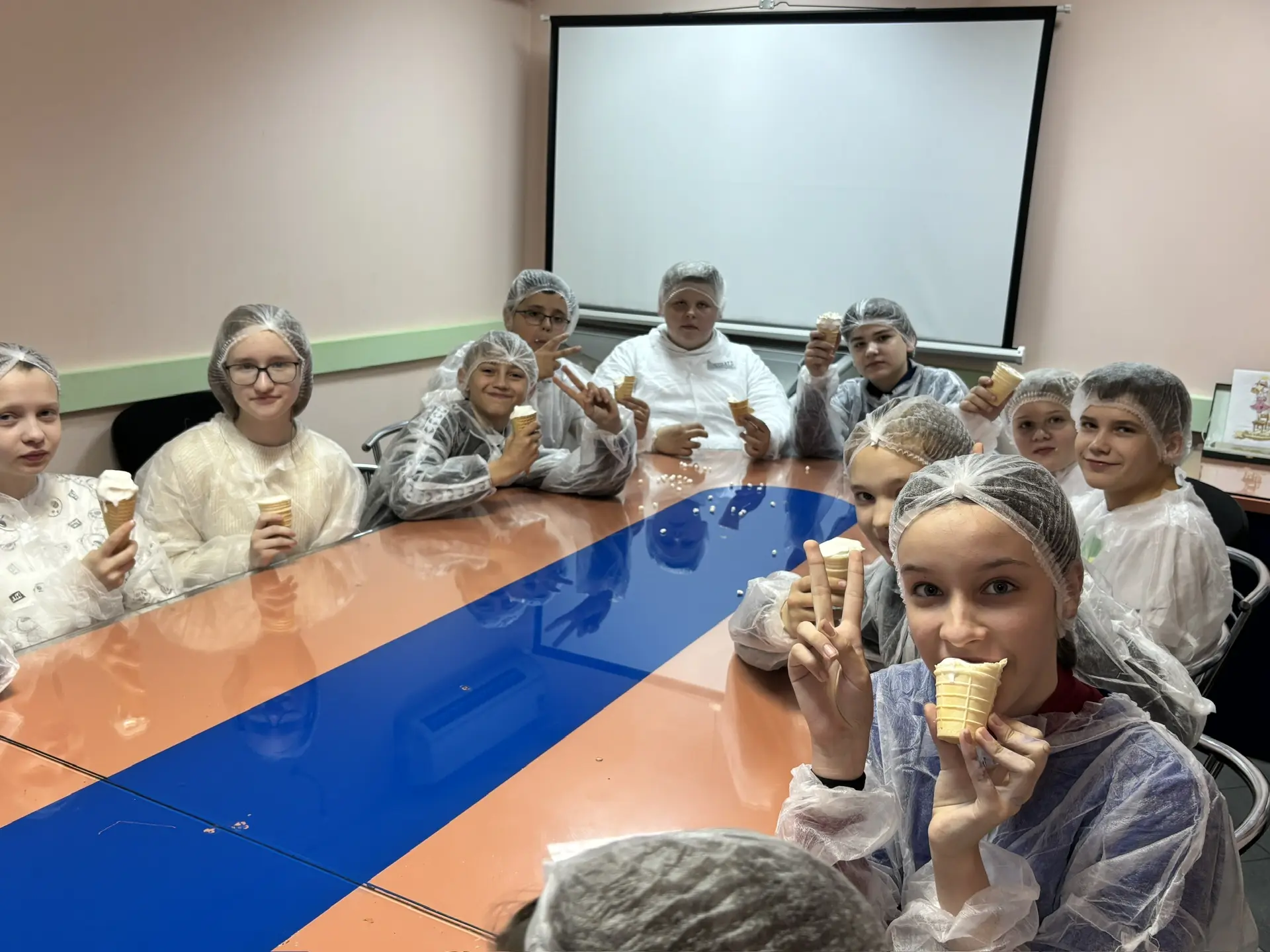 Сладкое приключение 6А класса на Белгородском хладокомбинате! 🍦❄️  В четверг наш 6А класс отправился