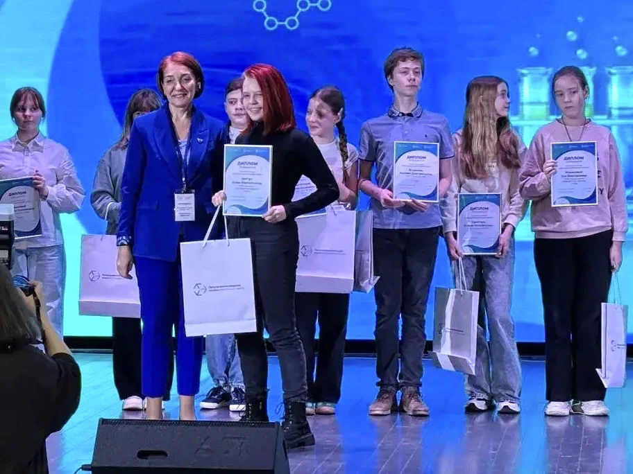ПОБЕДА В «БОЛЬШОМ ХИМИЧЕСКОМ ТУРНИРЕ»  🏆 Ученица 7 «Д» класса Анна Цветус – победитель городского ко