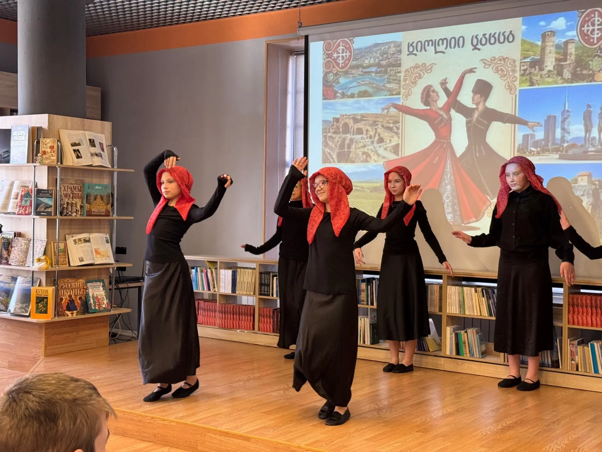 🪆Много народов — одна страна    На базе библиотеки «Окна» состоялось яркое образовательное событие —