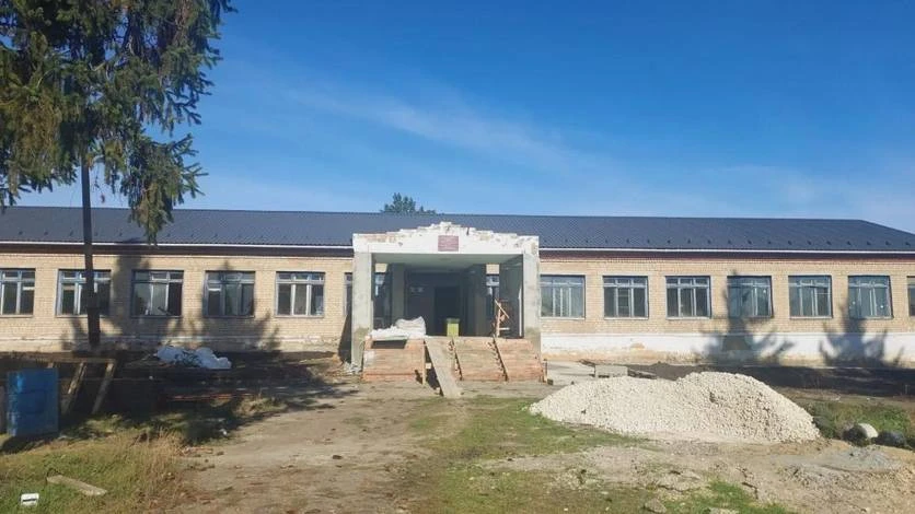 🚧 В селе Кривцово-Плота продолжается капремонт филиала Никольской школы