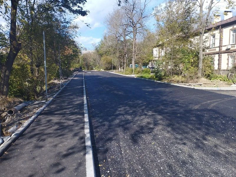 ✅Во Владивостоке асфальтируют дорогу рядом с парком Минного городка.