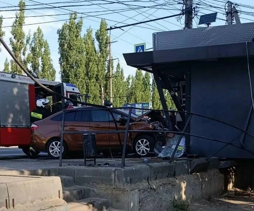 Иномарка протаранила киоск в Левобережном районе Воронежа: пострадал человек