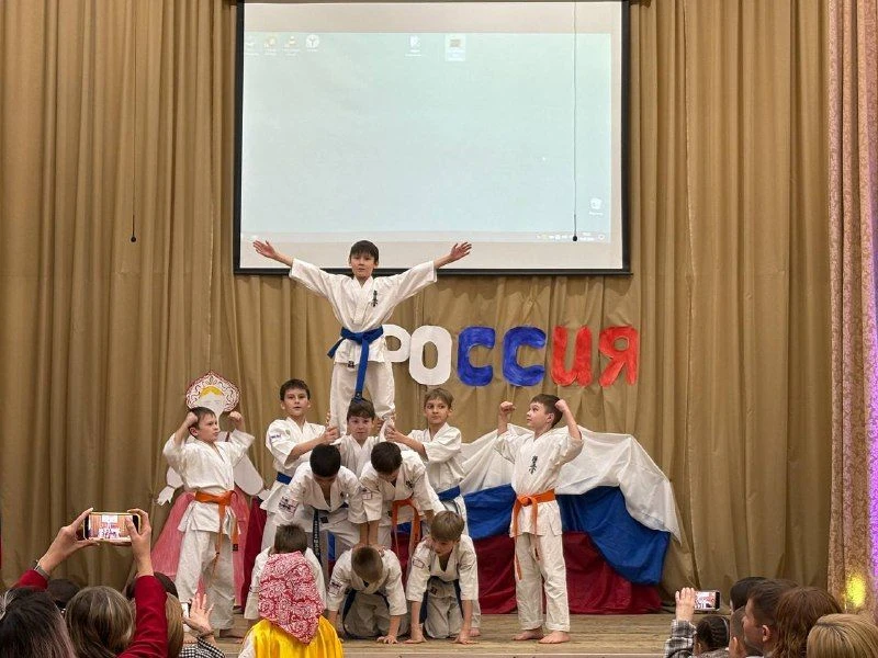 19 февраля в школе прошел благотворительный концерт "Россия - это мы". В концерте приняли участие ро