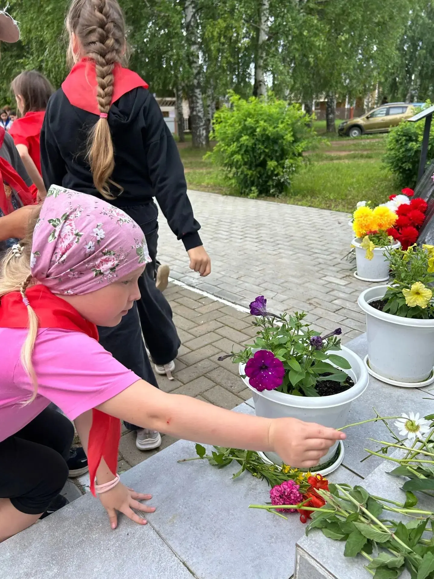 В нашем школьном лагере «Бодрость» прошёл митинг, посвящённый важной дате. Мы вспомнили о героизме и