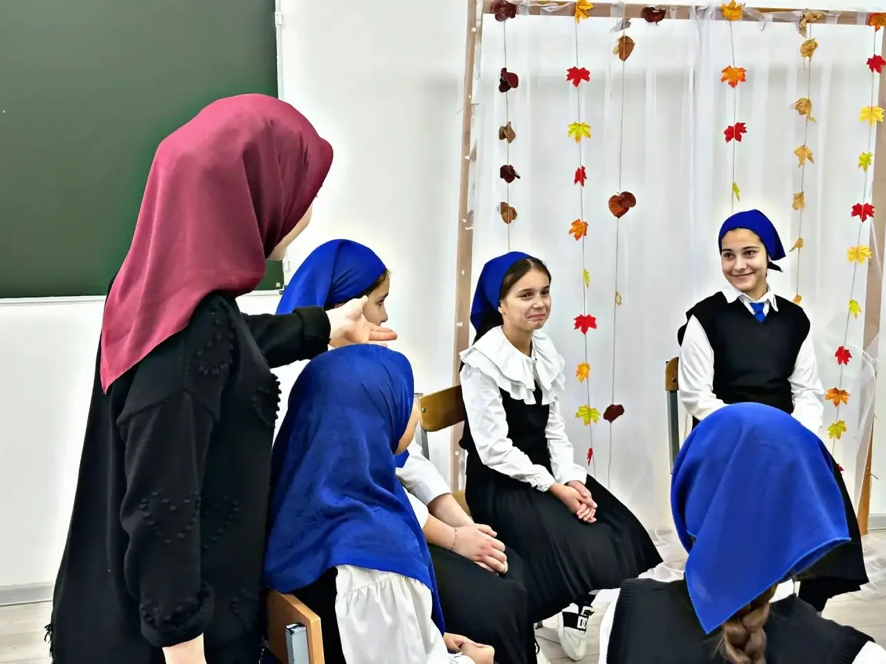 Сегодня в нашей школе с учащимися был проведён пластический тренинг по ДОУ. В ходе занятия ребята вы