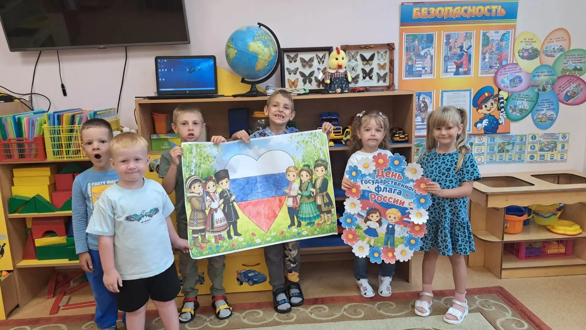 Ребята сделали коллективную аппликацию Ко Дню Государственного флага Российской Федерац...