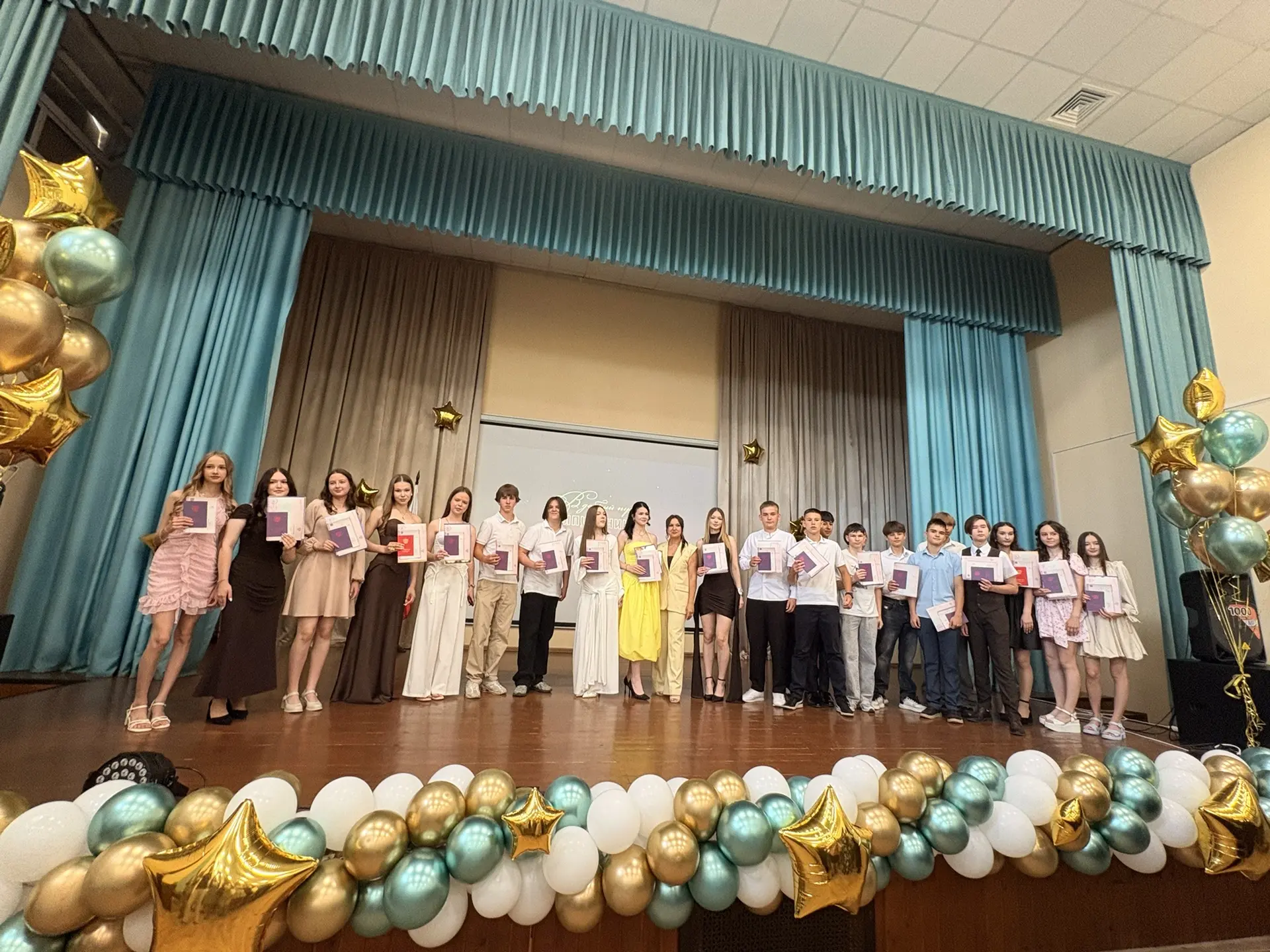🎓 Сегодня в нашей школе состоялась торжественная церемония вручения аттестатов выпускникам 9-х клас