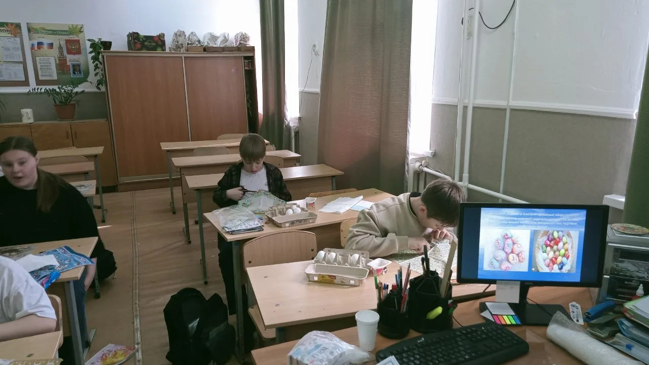 В преддверии праздника Пасха, в 5 классе прошёл мастер- класс по украшению яиц . Ребята с классным р