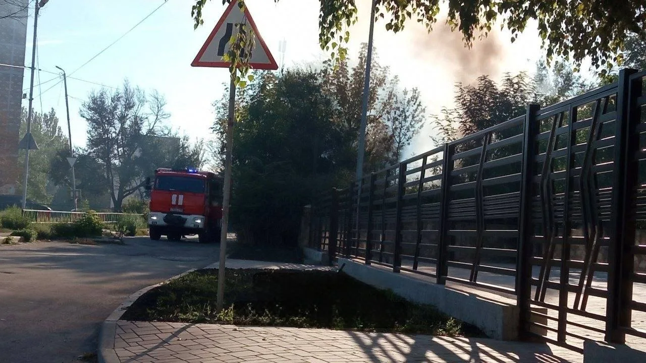 Сообщают о пожаре на Зелёном в Макеевке возле кафе "Чердак"