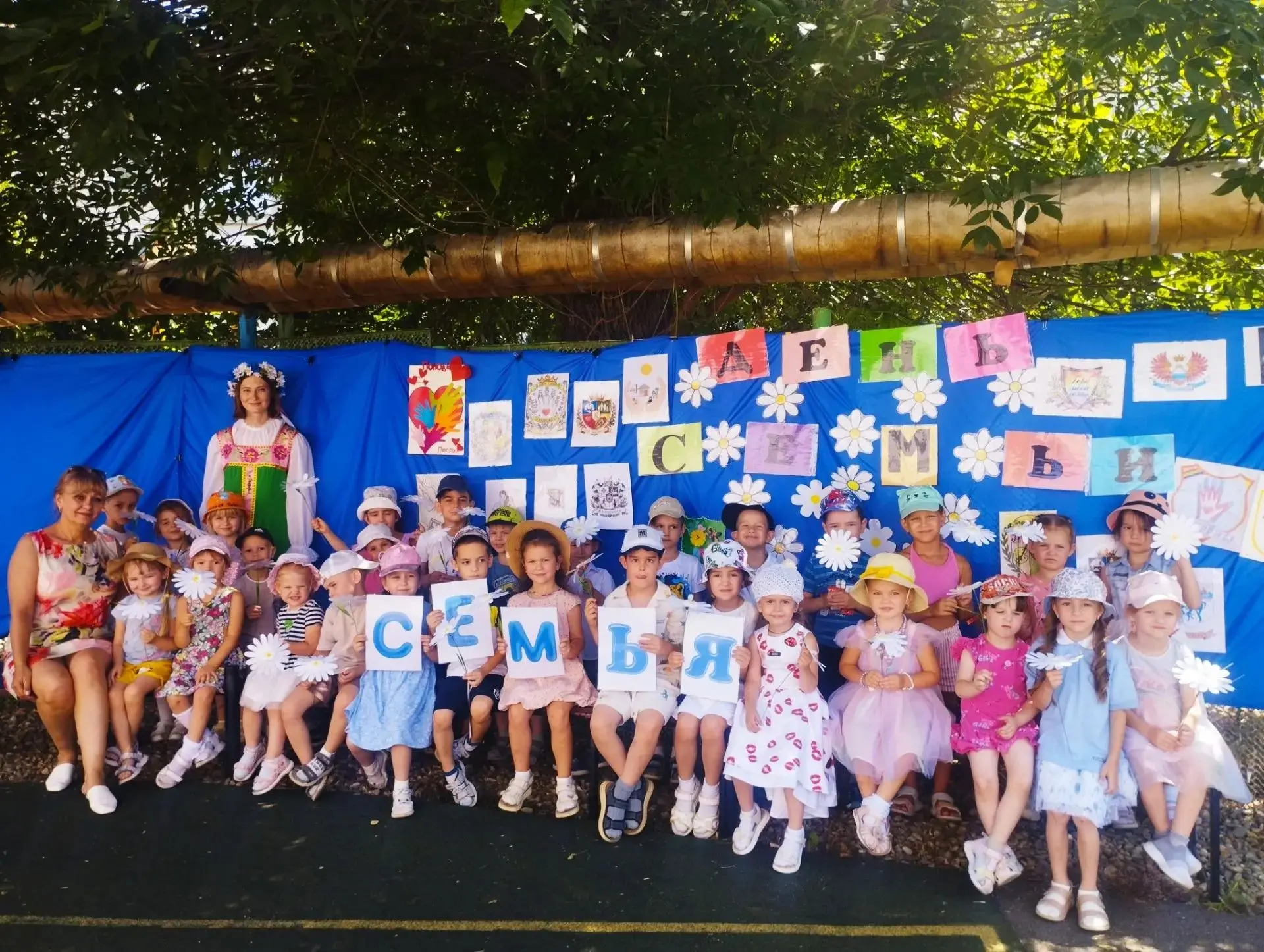 Поздравляем семьи наших воспитанников с праздником! ❤️Сегодня под руководством музыкального руководи