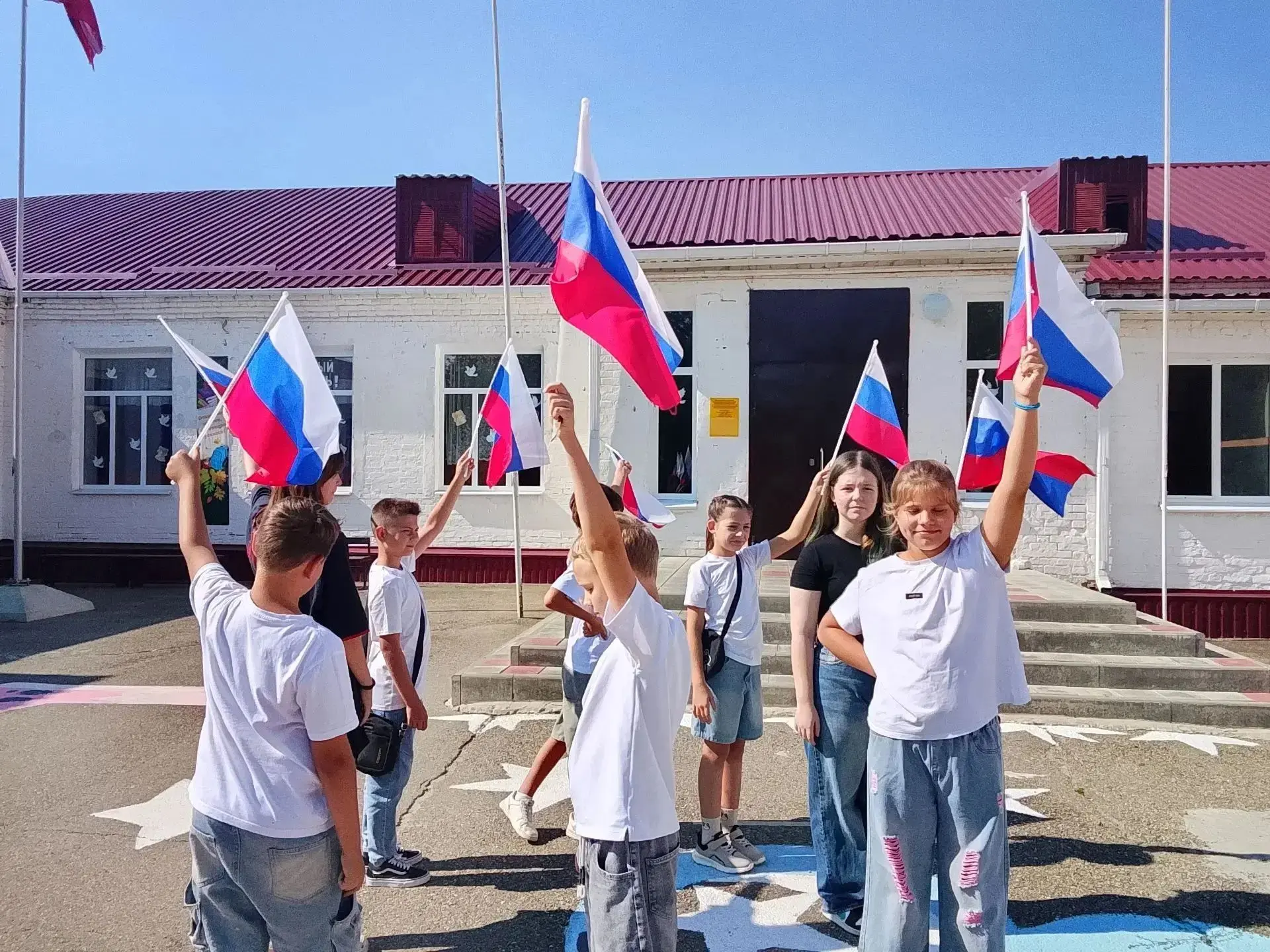 Волонтеры группы "СВОих не бросаем" МБОУ СОШ №3 приняли участие в акции " Флаги России"...