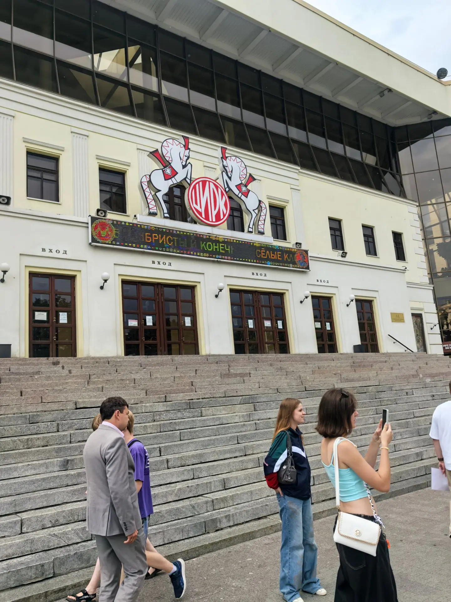 У меня выходной, ехуу! 🥳 Решили устроить девичник на троих я, мама и моя дочка. Гуляем по центру Мо