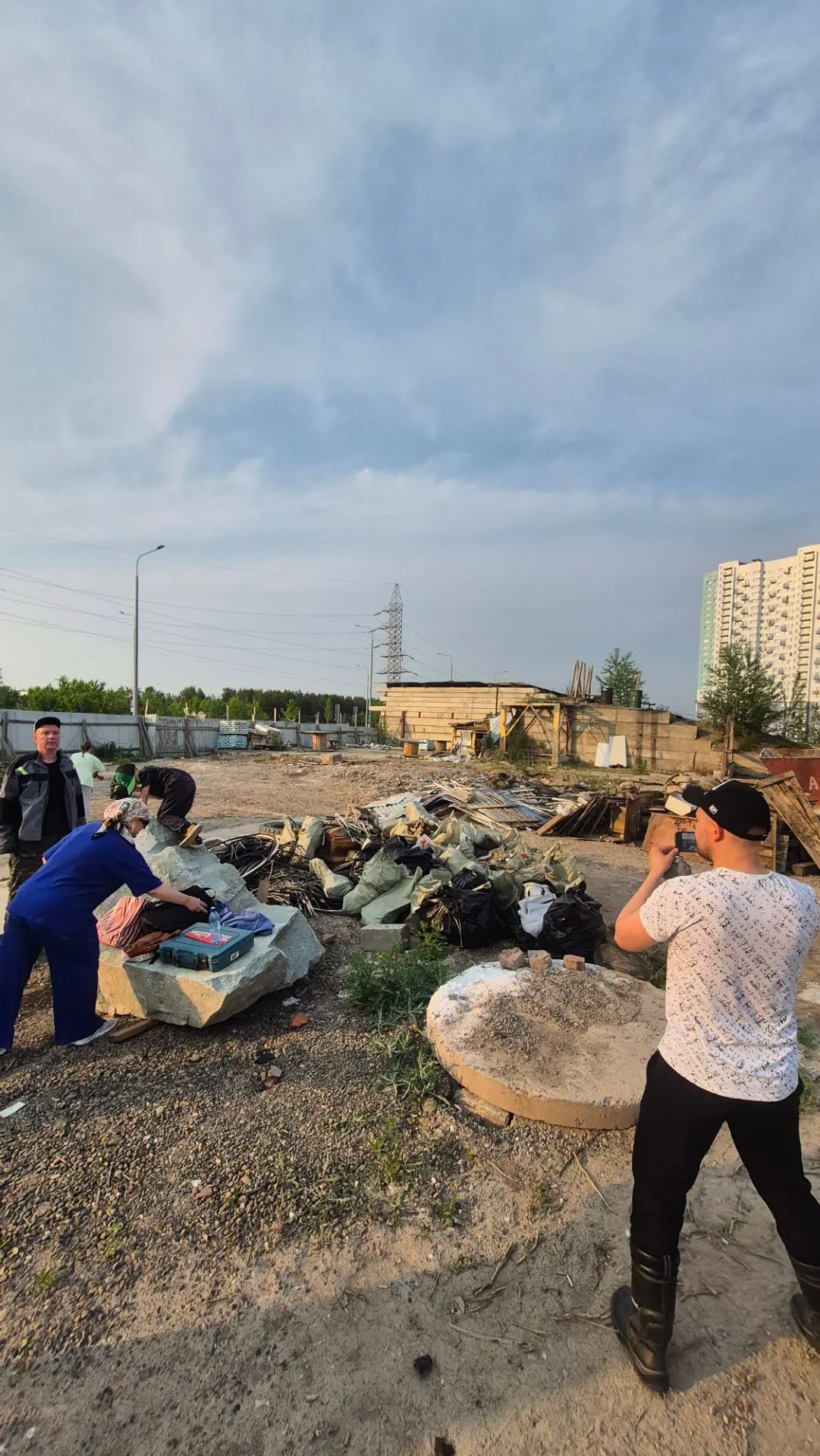Субботник состоялся!

Продолжаем уборку 🧹 на территории будущего храма. 

Завтра продолжаем с 19:00