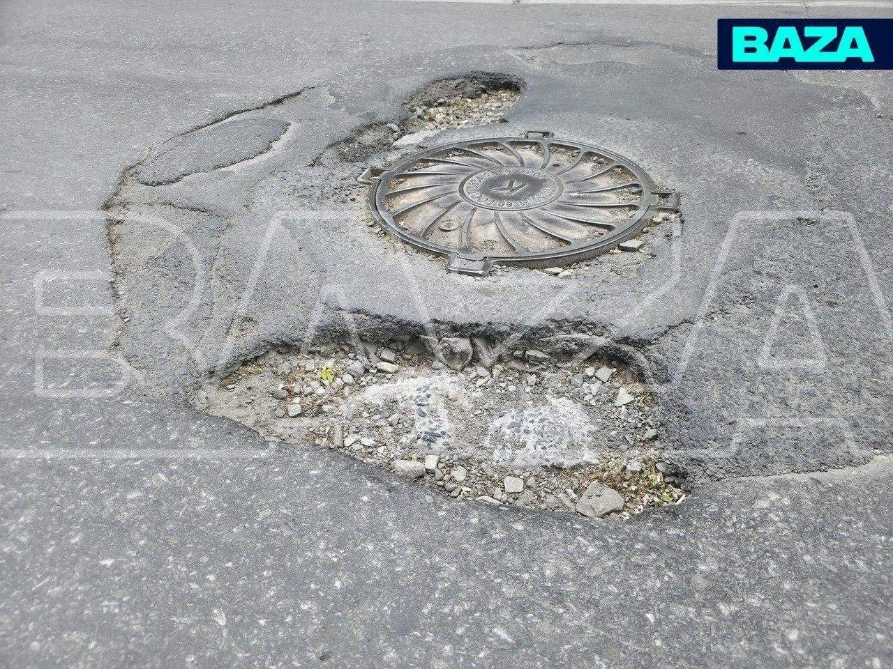 Автомобилист из Таганрога отсудил у города почти 250 тысяч рублей после попадания в яму...