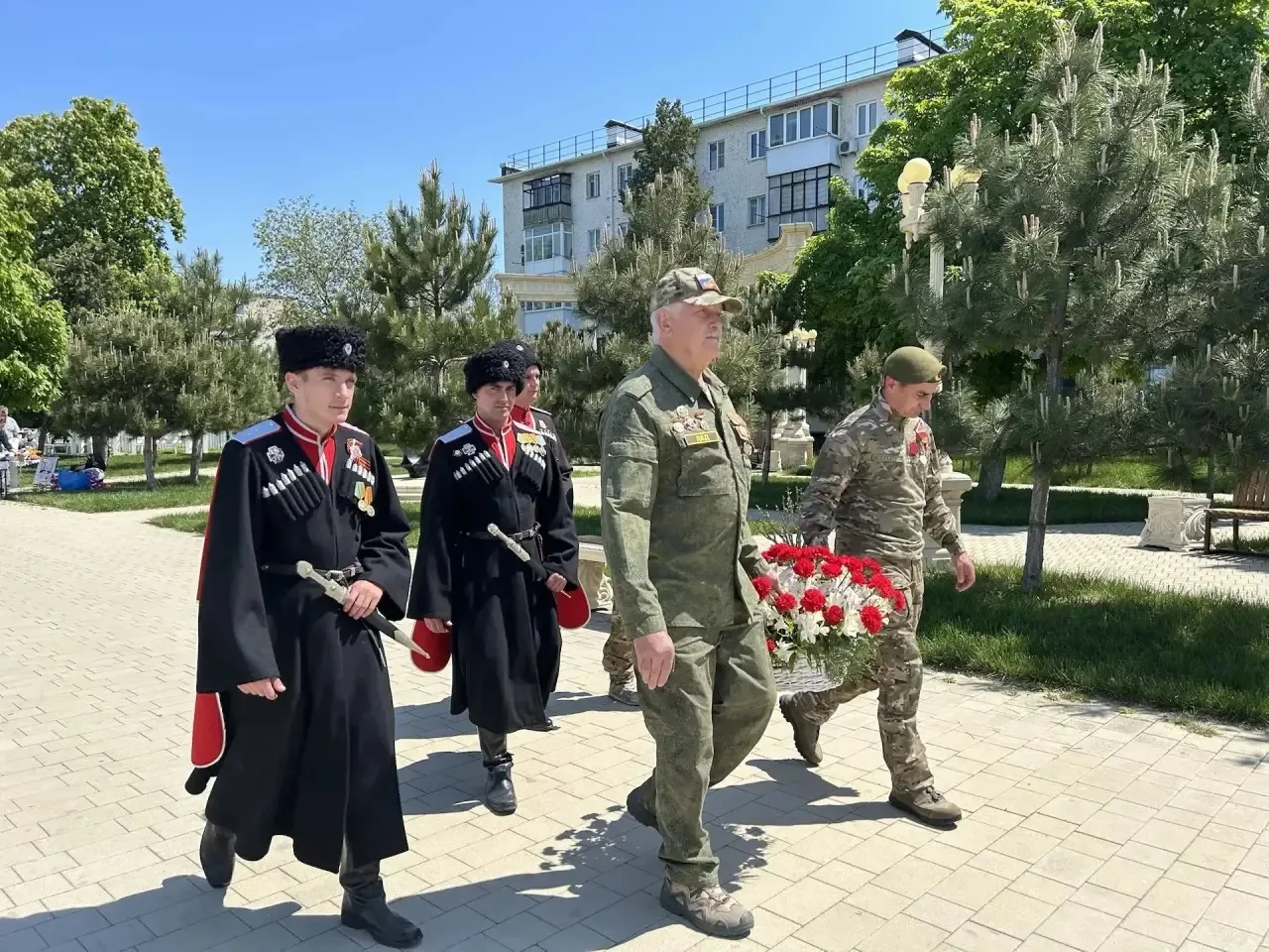 Участники специальной военной операции и Парада в Москве почтили память погибших героев -земляков и 