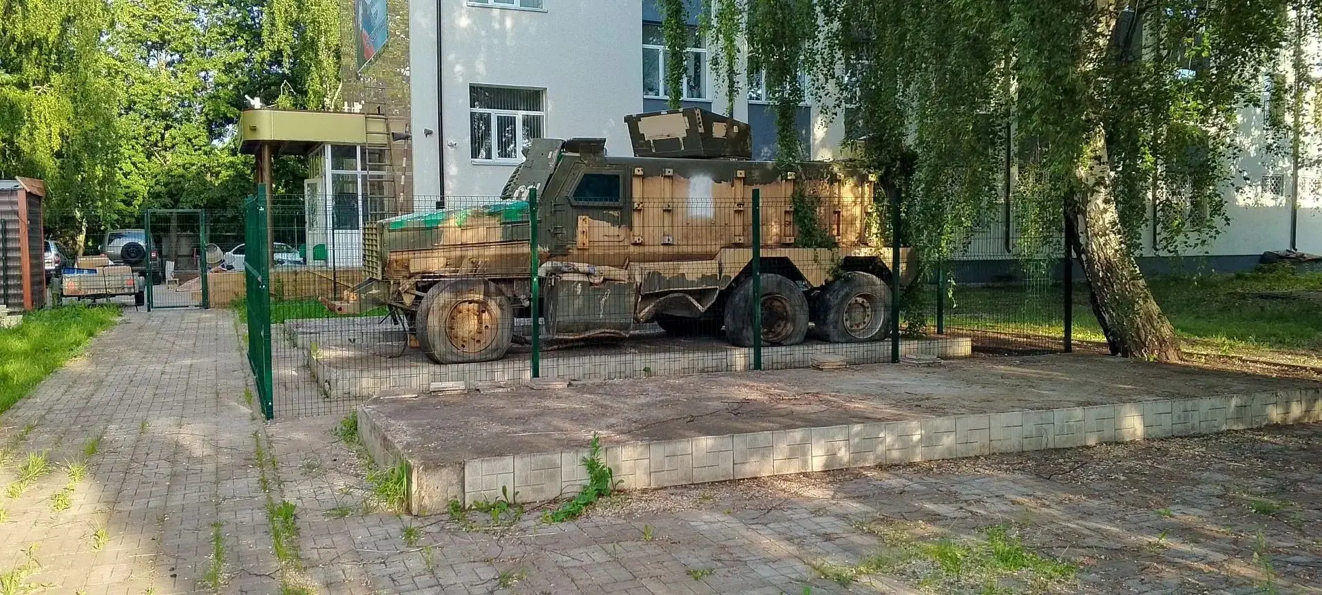 В центре «Ватан» на Мельничной площади выставлен подбитый нашими бойцами в зоне СВО британский тяжёл