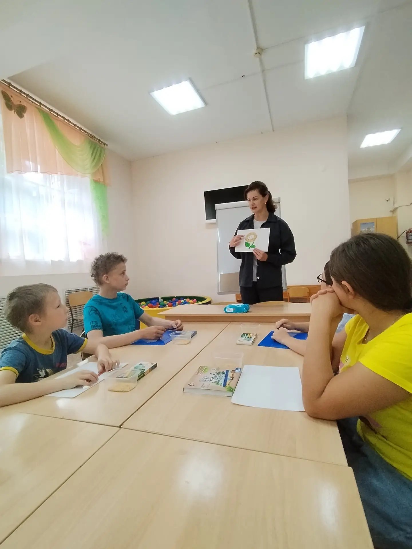 Аппликация «Веселая ромашка».
  Специалист по социальной работе социально-реабилитационного отделени
