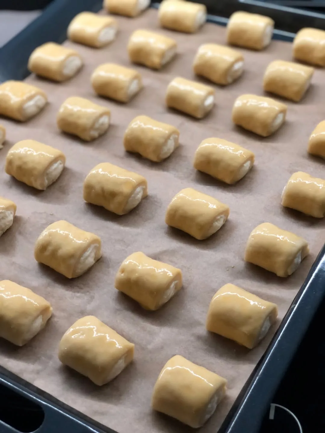 Дрожжевые булочки с творогом и глазурью🥐 Получаются очень вкусные, и простые в приготовлении😍  Из од