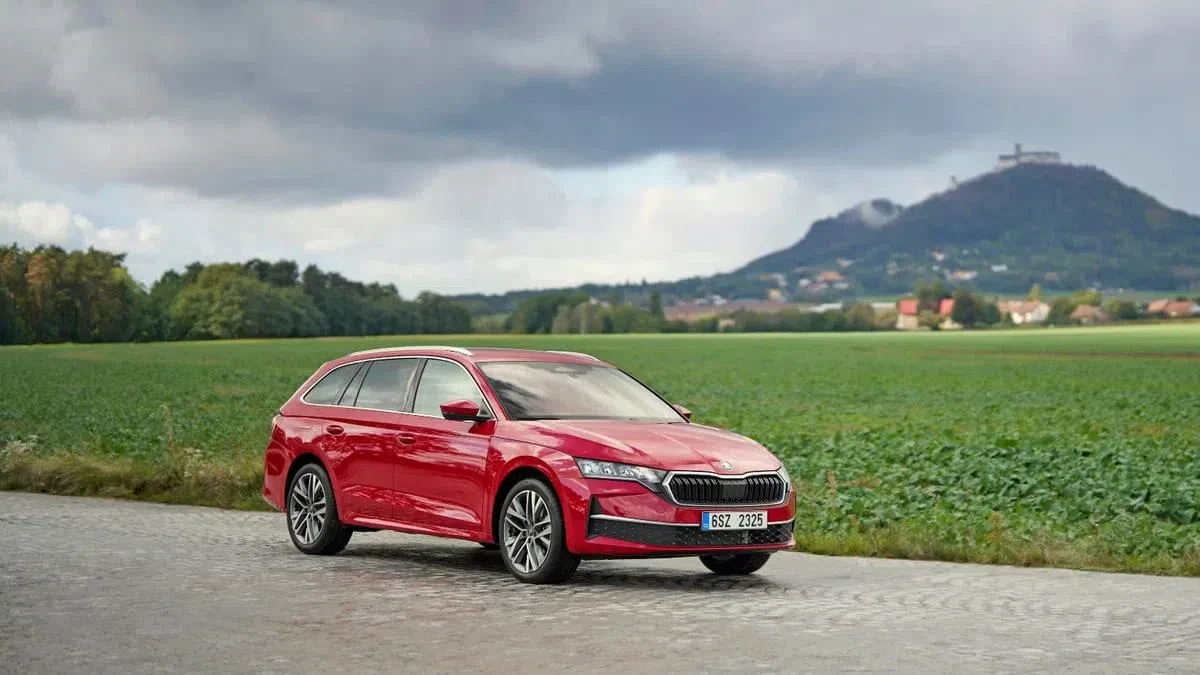 Скромный аппетит — новый гибрид Skoda Octavia «ест» 4,3 л на сотню 🍔