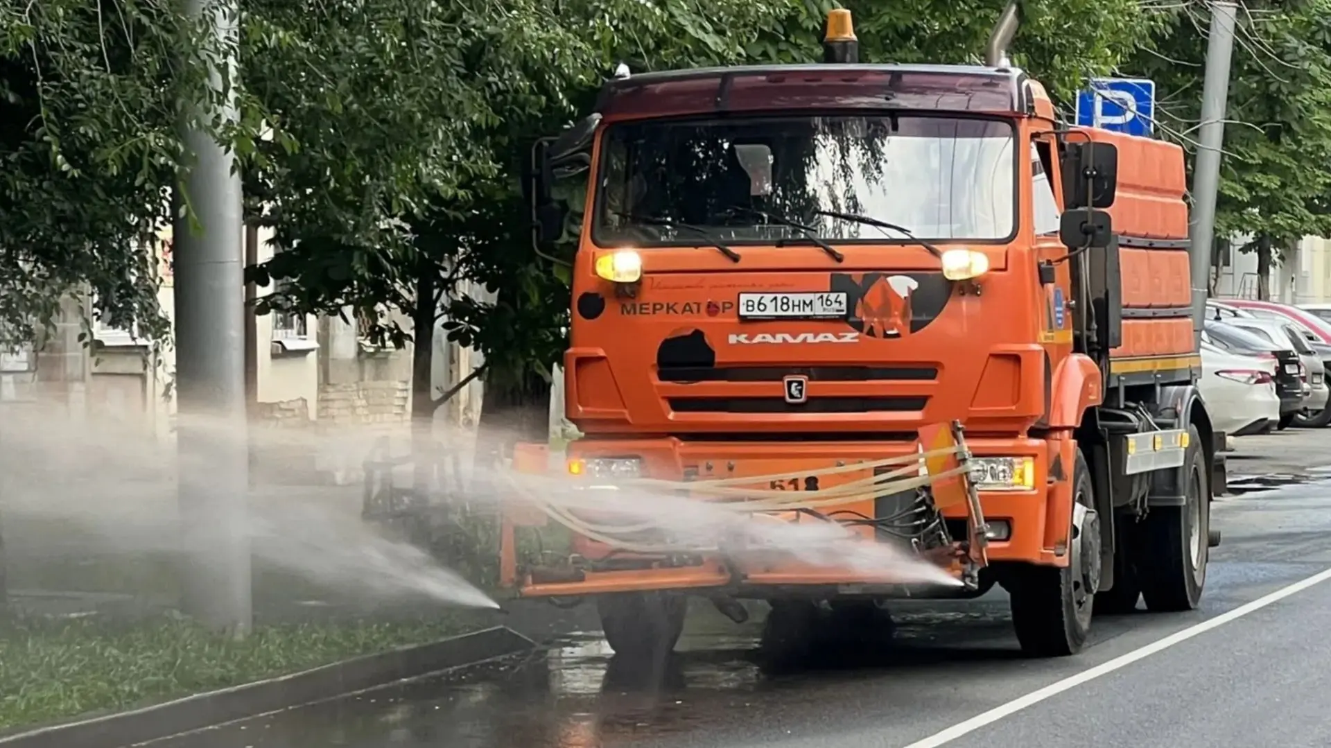 🧹Силами МБУ "Служба благоустройства Октябрьского района" продолжаются мероприятия по благоустройств