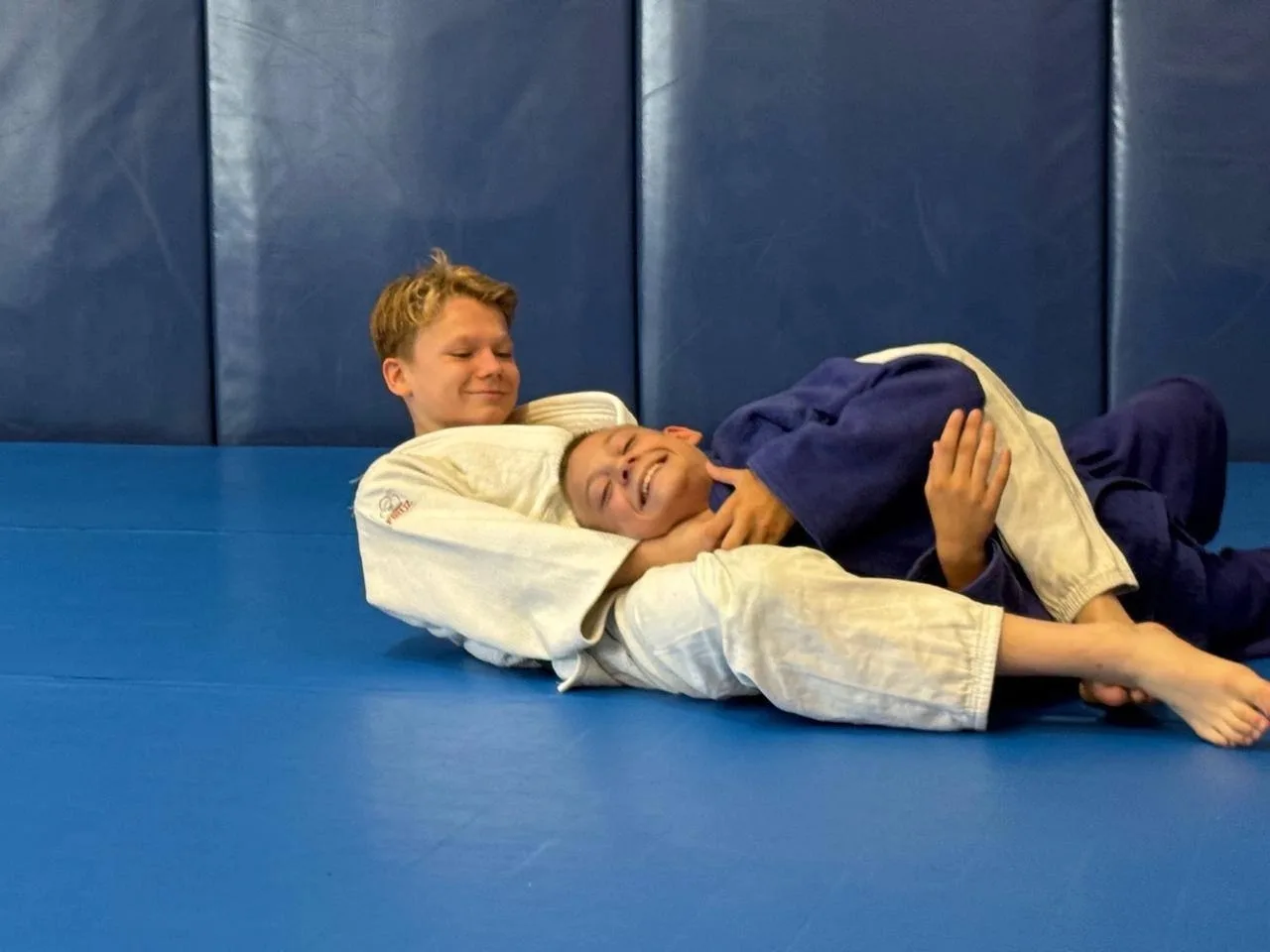🥋 Тренировки по дзюдо важны в летний период по нескольким причинам:
• Поддержание физической формы.