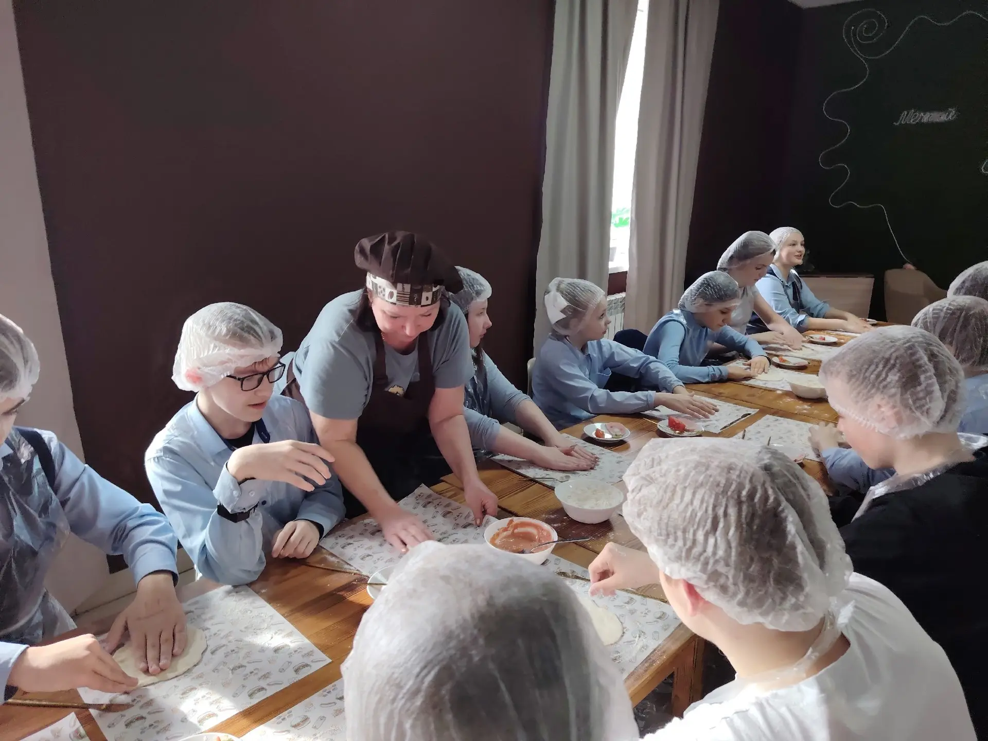 🍕 «ПИЦЦА-ПРАЗДНИК В «ШОКОЛАДЕ»: 7 «Б» НА ВЕСЕННИХ КАНИКУЛАХ!» 🍫✨  📍На весенних каникулах 7 «Б» класс