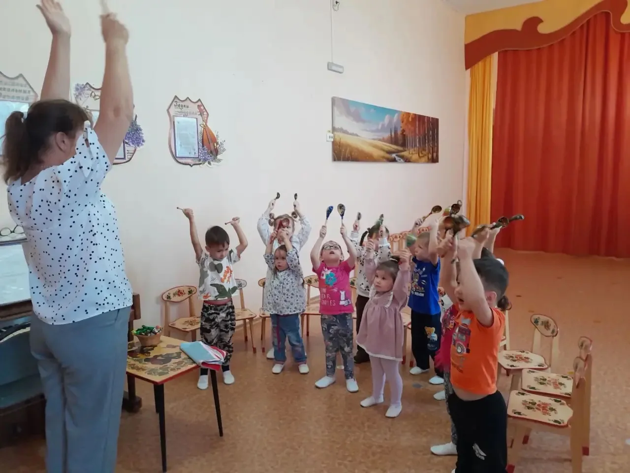Сегодня в младшей группе «Петушок» было особенно весело и музыкально! На занятии наши р...