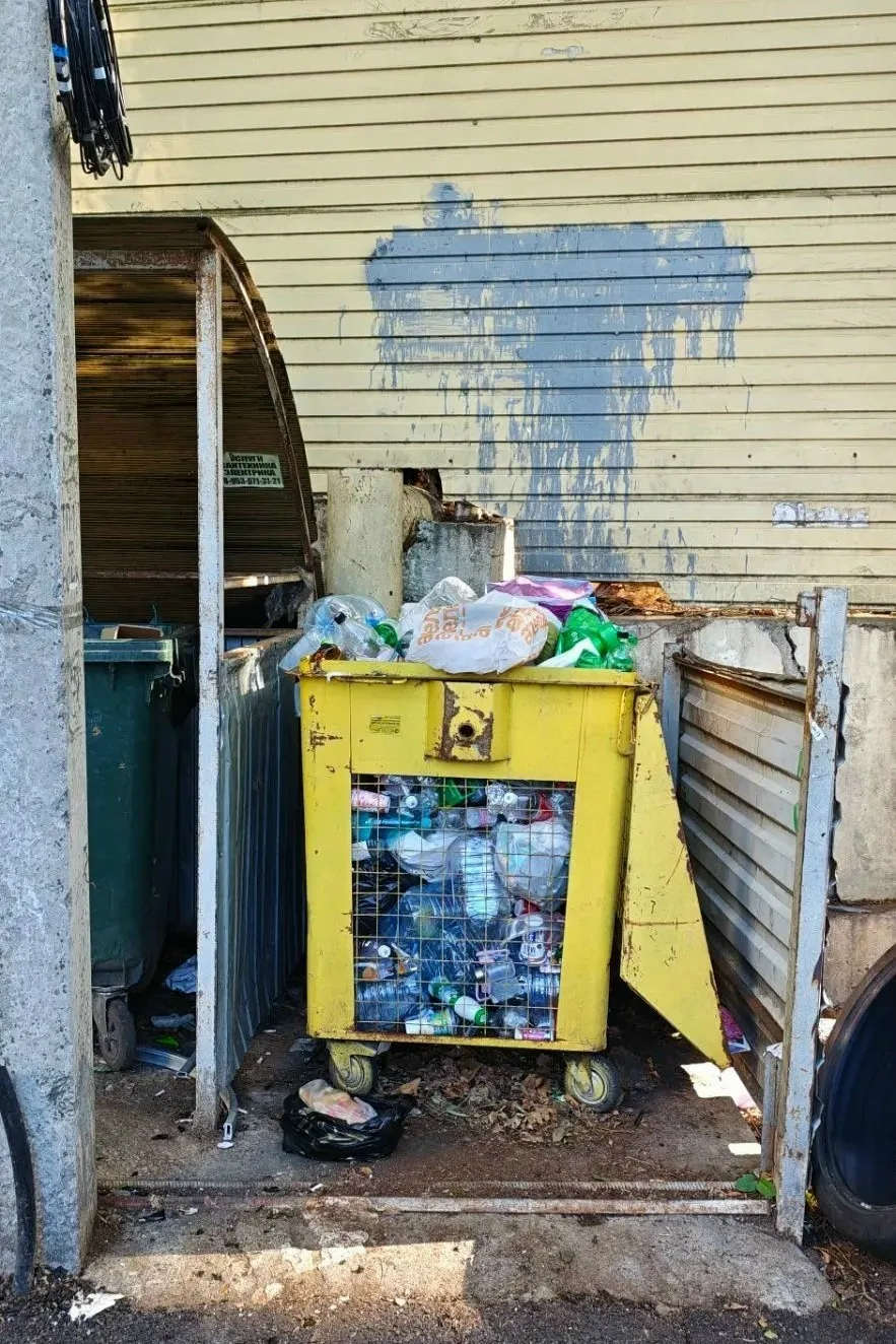 ♻️ Первомайская, 13 — контейнер для пластика снова забыли?