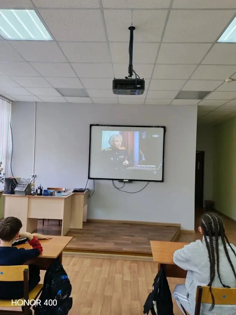 В дополнение к теме классного часа разговоры о важном "Цифровой щит", обучающиеся посмо...
