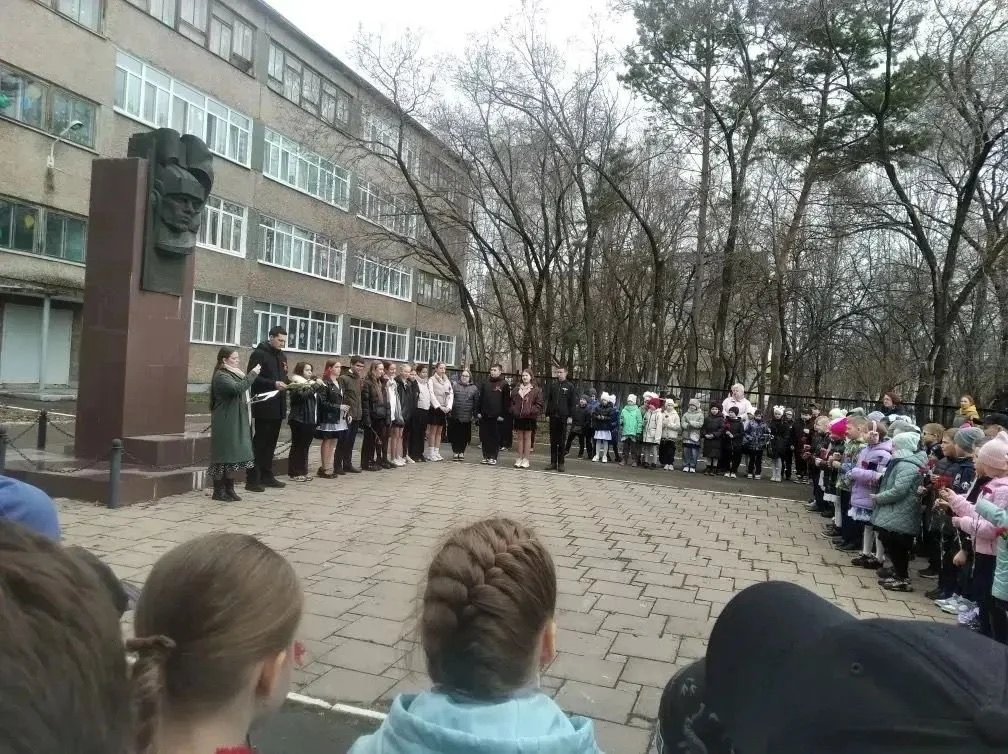 🇷🇺🎉Торжественный митинг в честь Дня Победы🎉🇷🇺 6 мая учащиеся 1 и 2 классов нашей школы приняли участ