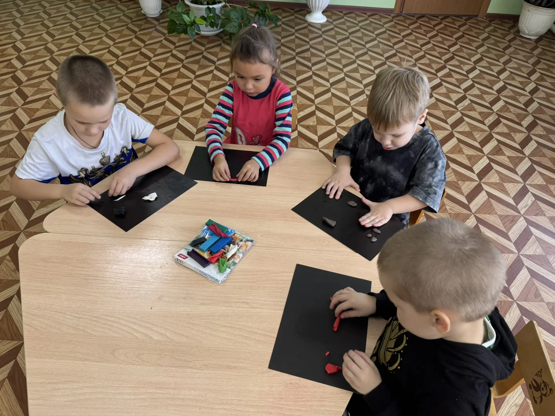 Занятие по лепке на тему: «Грибы». Познакомили детей с различными видами грибов, их стр...