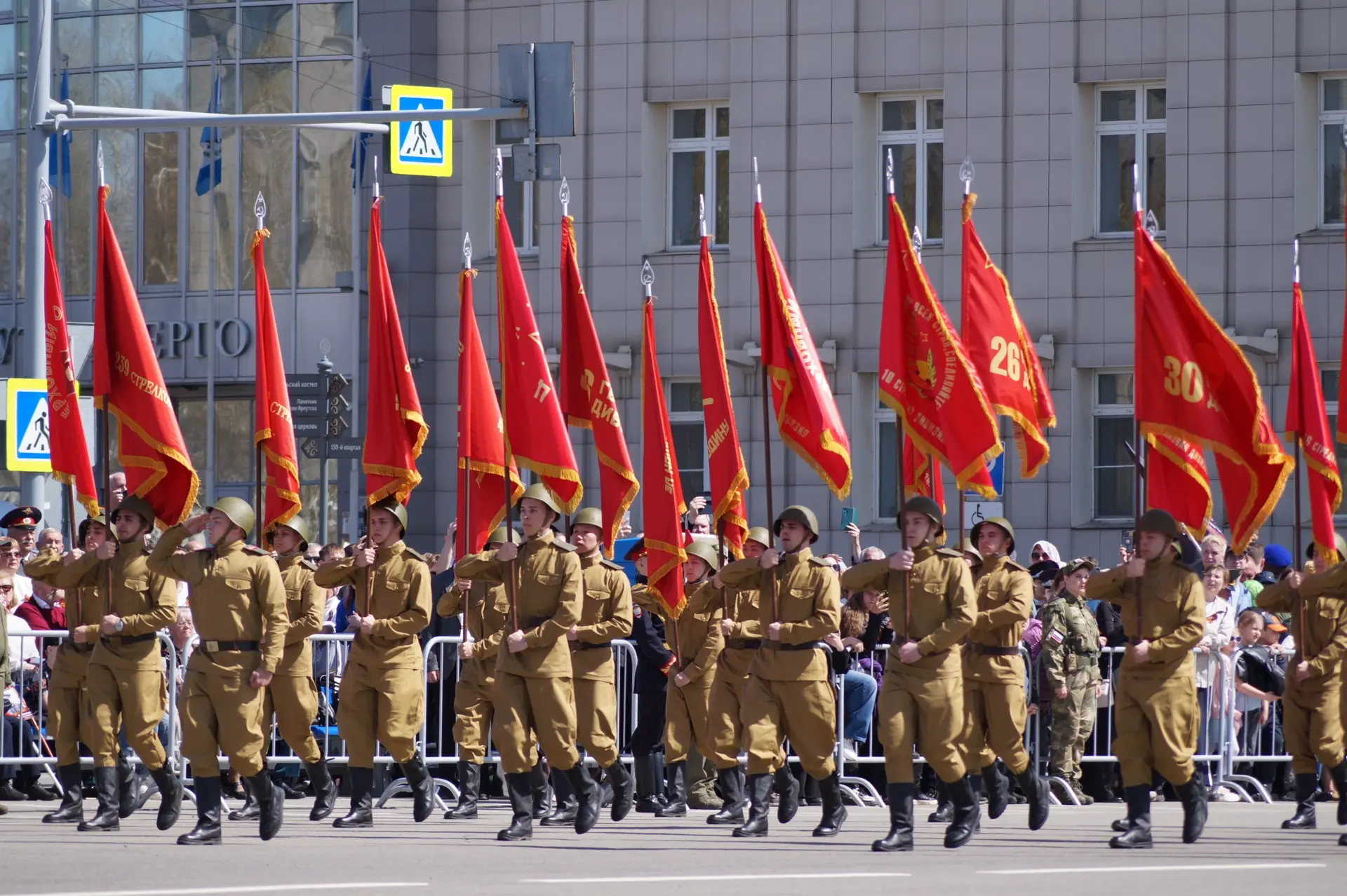 Торжественные парады Дня Победы прошли в десятках регионов по всей стране. Главными героями праздник