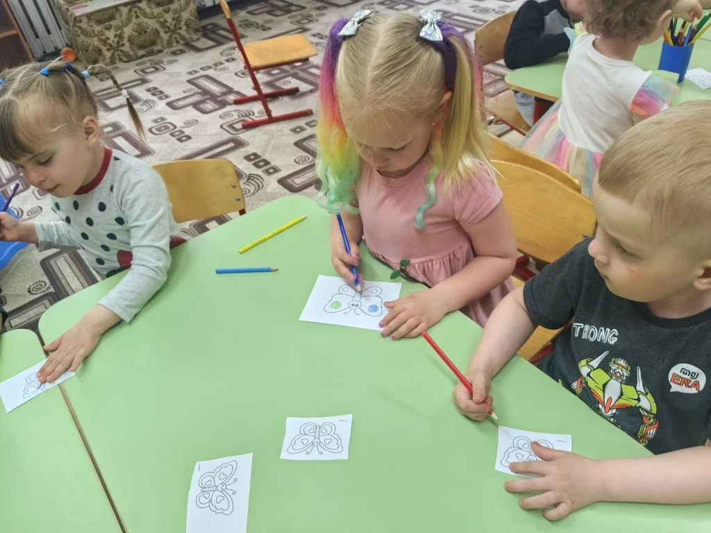 ☀️ ОДНИМ ПОСТОМ — ВСЁ ЛЕТО!

Сегодня в нашей группе ребята делали коллективную аппликацию «Здравству