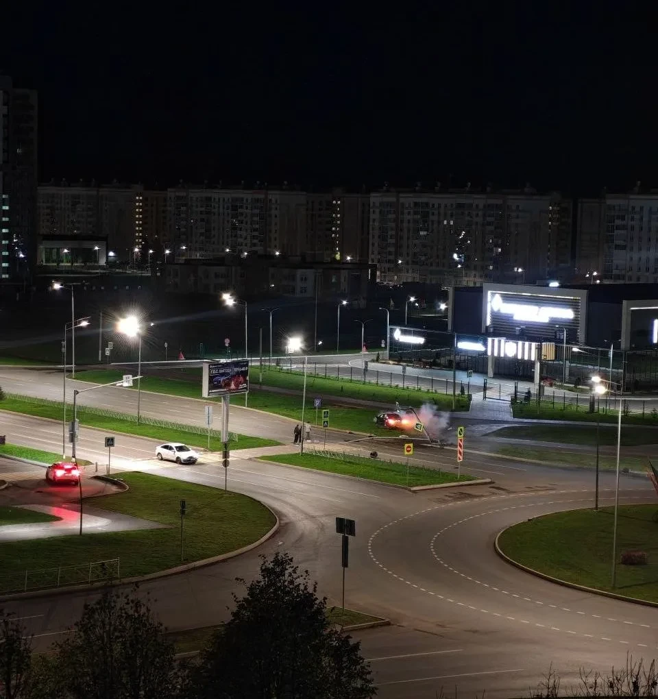 Ночью на проспекте Мира около нового «Эссена» произошло ДТП. Автомобиль снёс дорожные о...