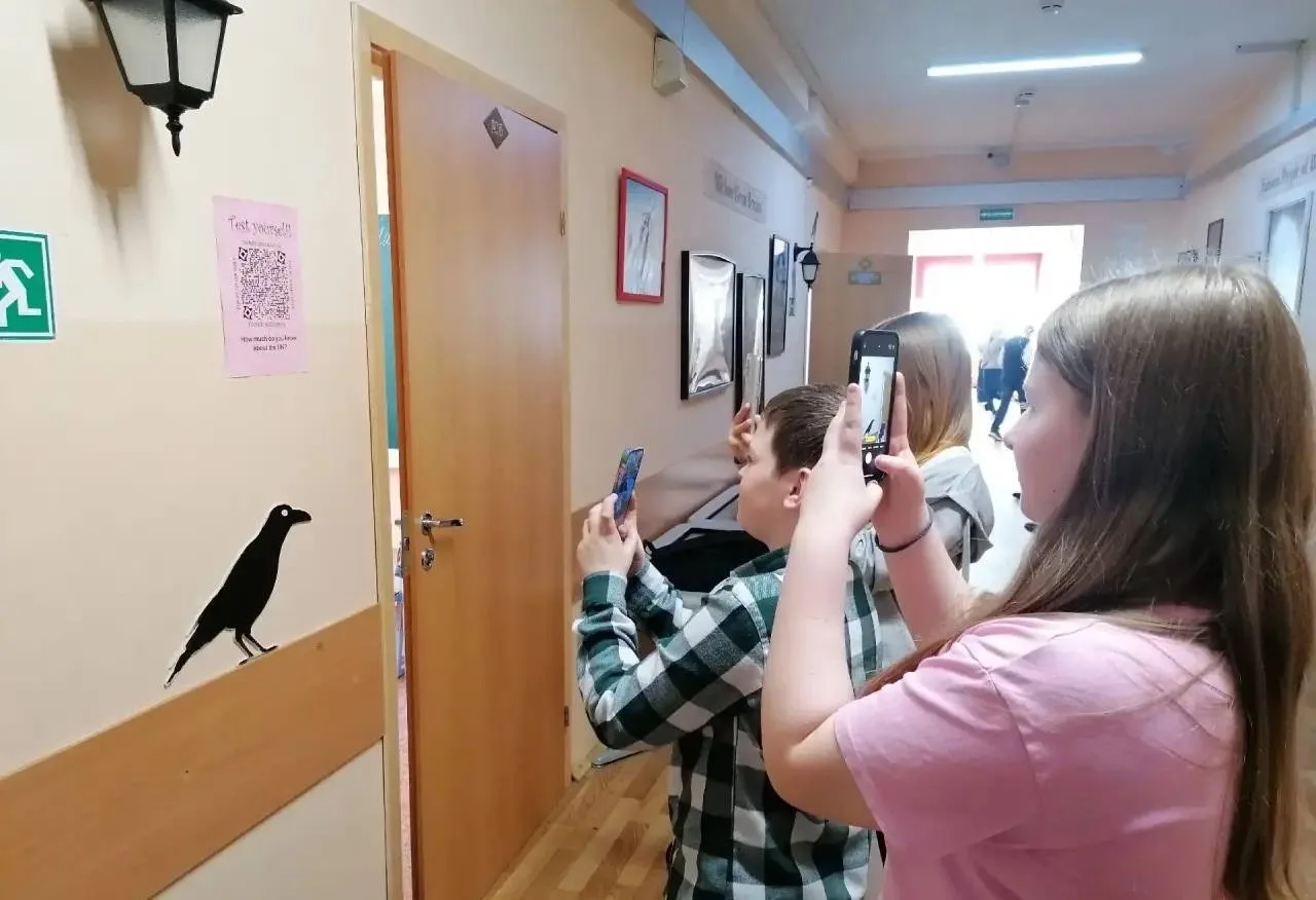 🔍 8-е классы: охота на QR-коды или как мы объехали Британию, не выходя из школы!  Пока одни отдыхали