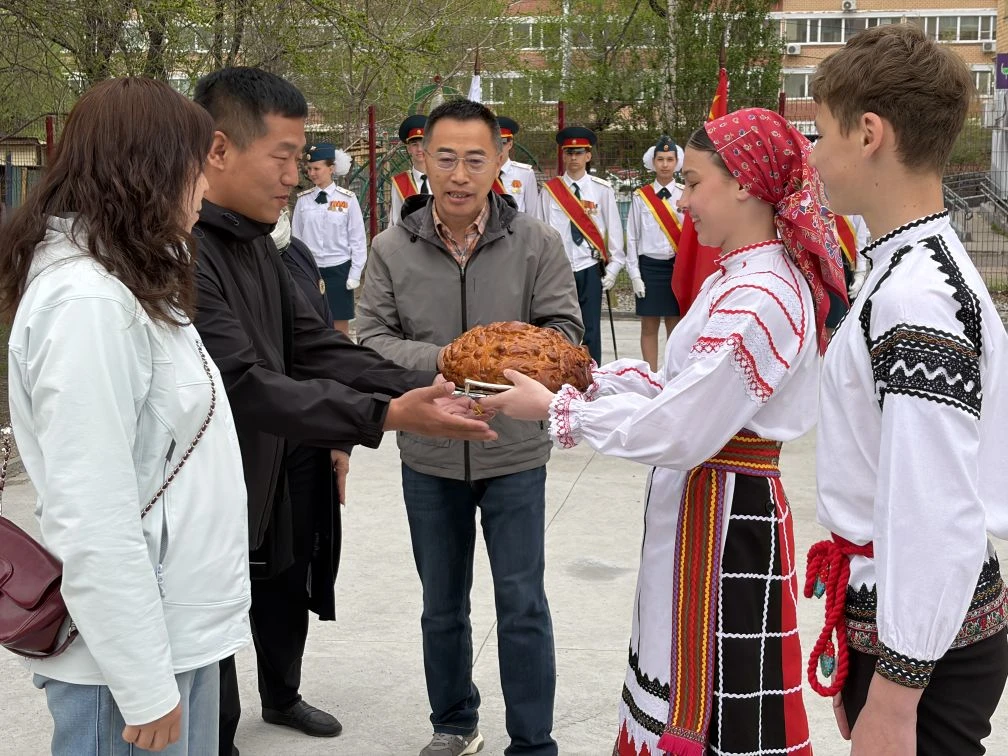 🚧 Ремонт - не помеха традициям! 🇷🇺🤝🇨🇳  Наш лицей на ремонте, но традиция обмена детскими делегациями