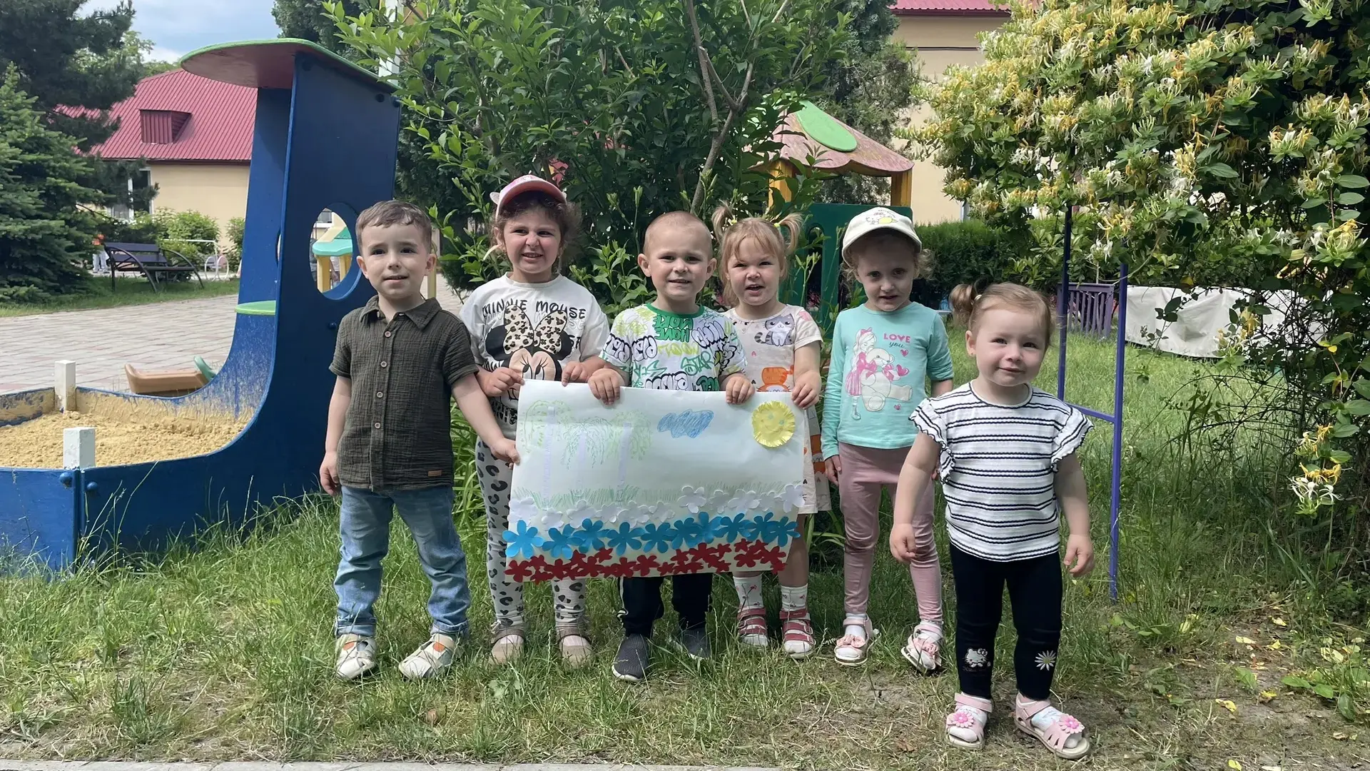 🇷🇺 С праздником поздравляют ребята младших групп.