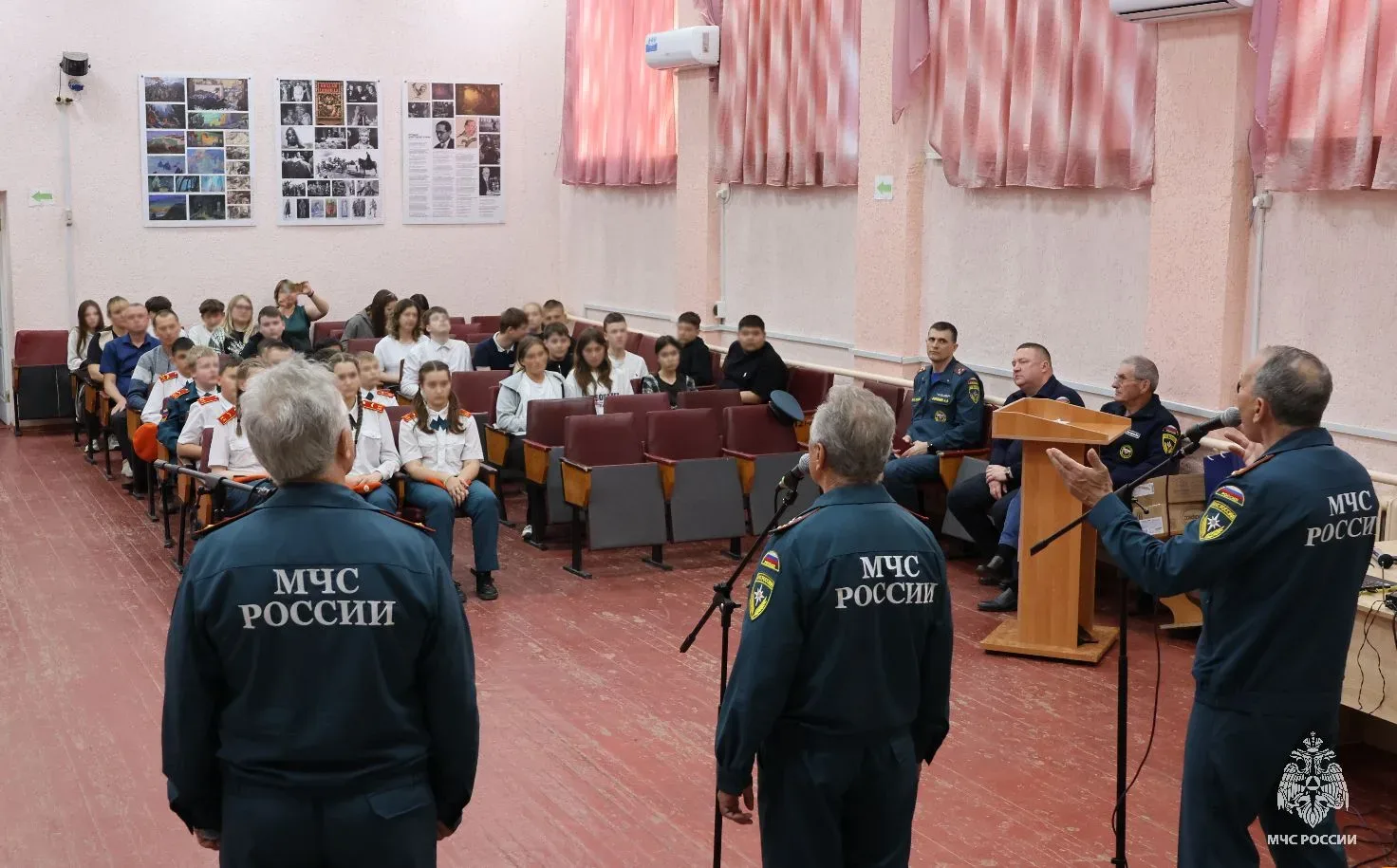 Агитбригада ветеранов МЧС России с концертной программой посетила Запорожскую область  В ГУ МЧС Росс