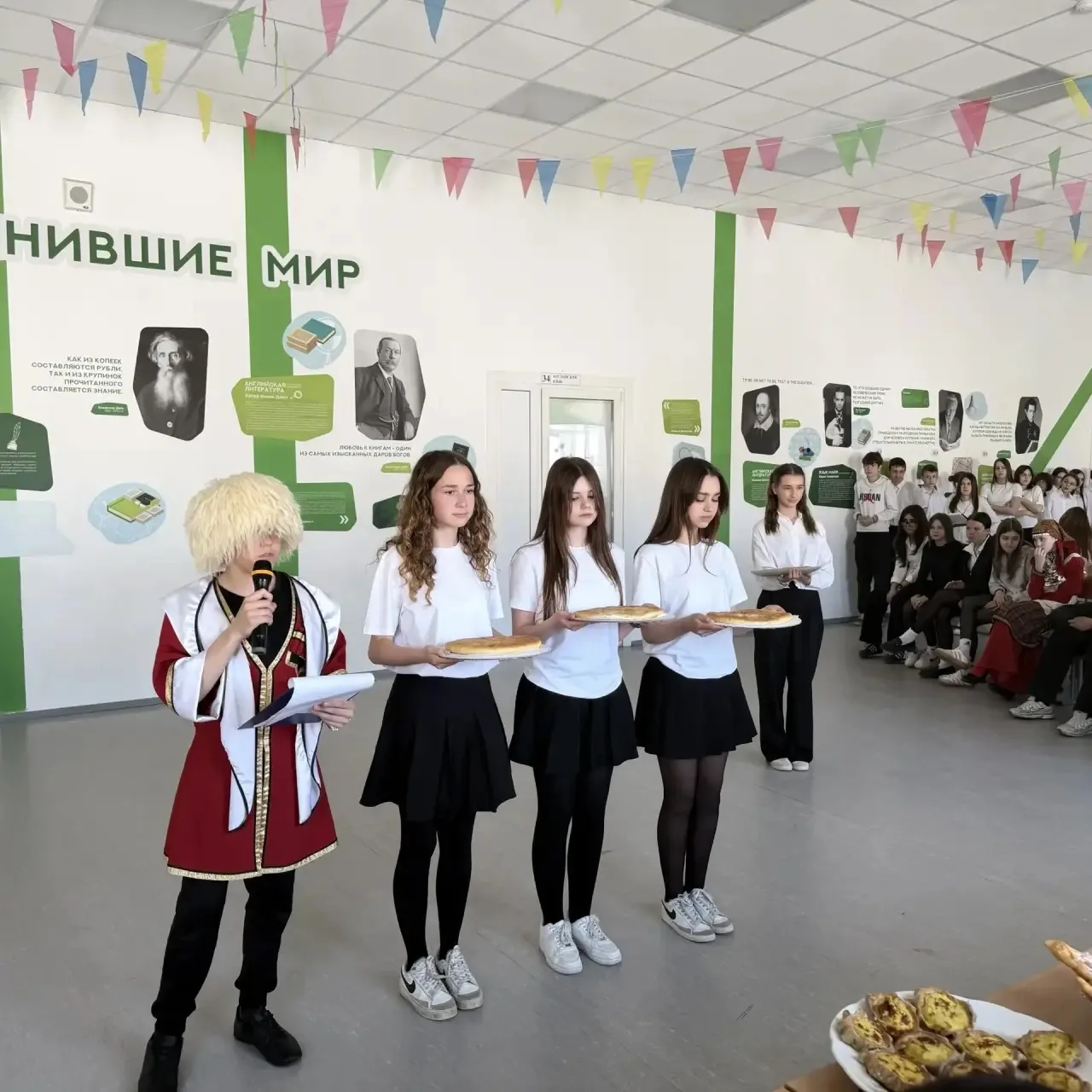 Сегодня в МБОУ СОШ №3 завершился удивительный фестиваль народов России! 🎉  Это был яркий праздник ку