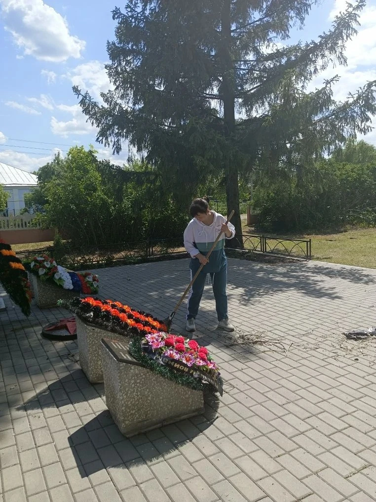 Сотрудники Нижнемарьинского приняли участие Акции "Субботник Памяти" . Сегодня на Братс...