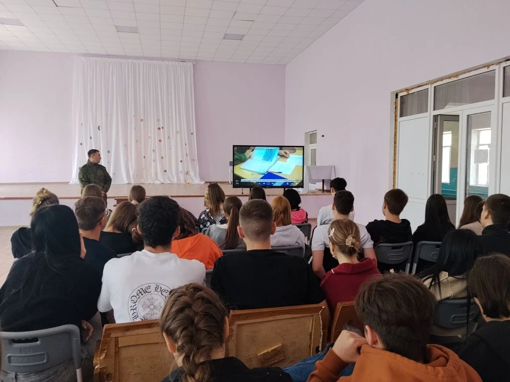 Преподаватель кафедры ВКС Руслан Д. провел профориентационную встречу со старшеклассник...