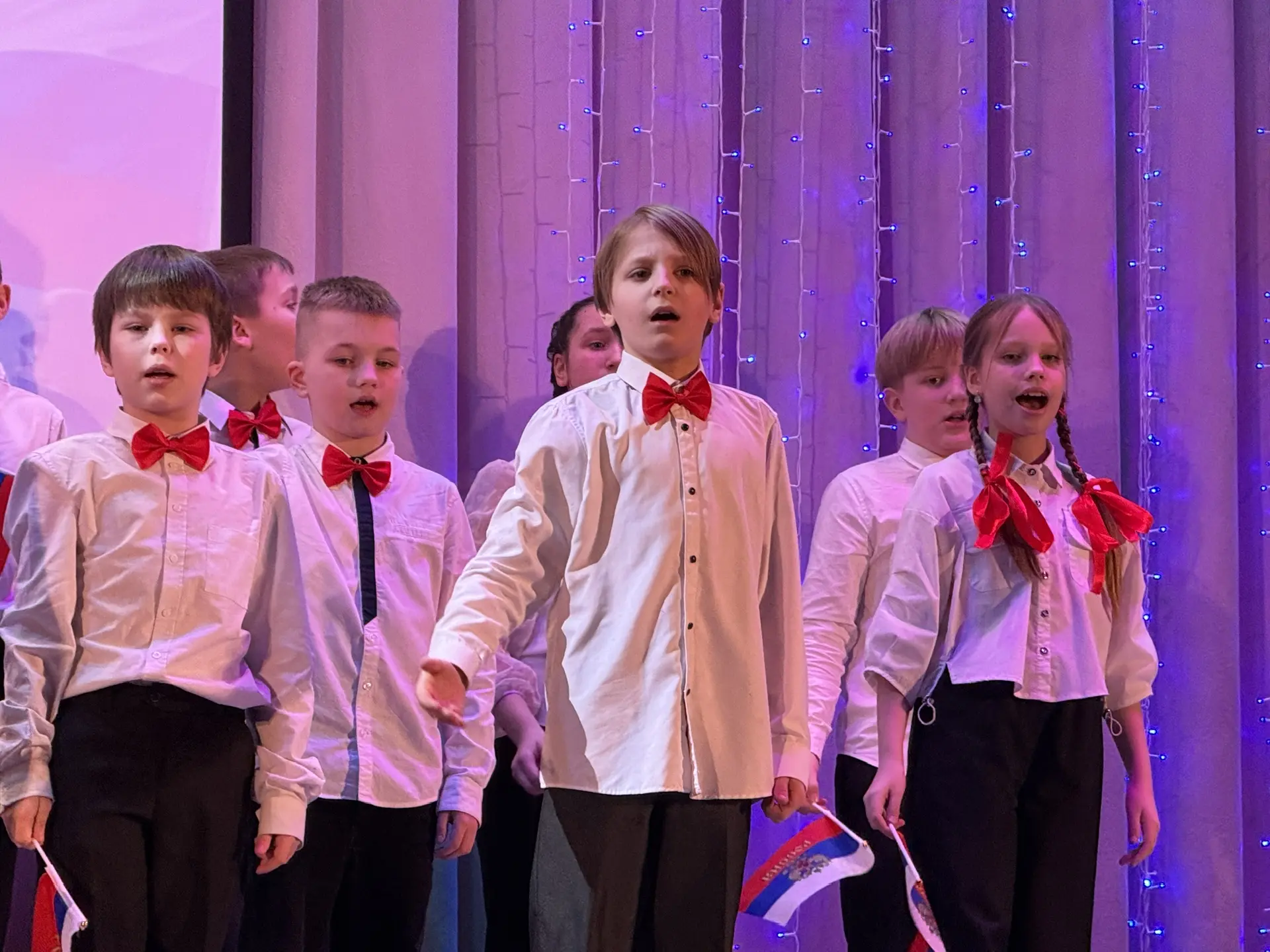 Два дня, 30 классов и песни, от которых мурашки 🎤❤️  Впервые в нашей школе прошла «Битва хоров» в ра