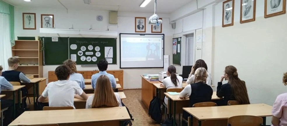 РАЗГОВОРЫ О ВАЖНОМ: УЧИМСЯ РАБОТАТЬ В КОМАНДЕ 🇷🇺  Утро понедельника 27 апреля в нашей школе прошло п