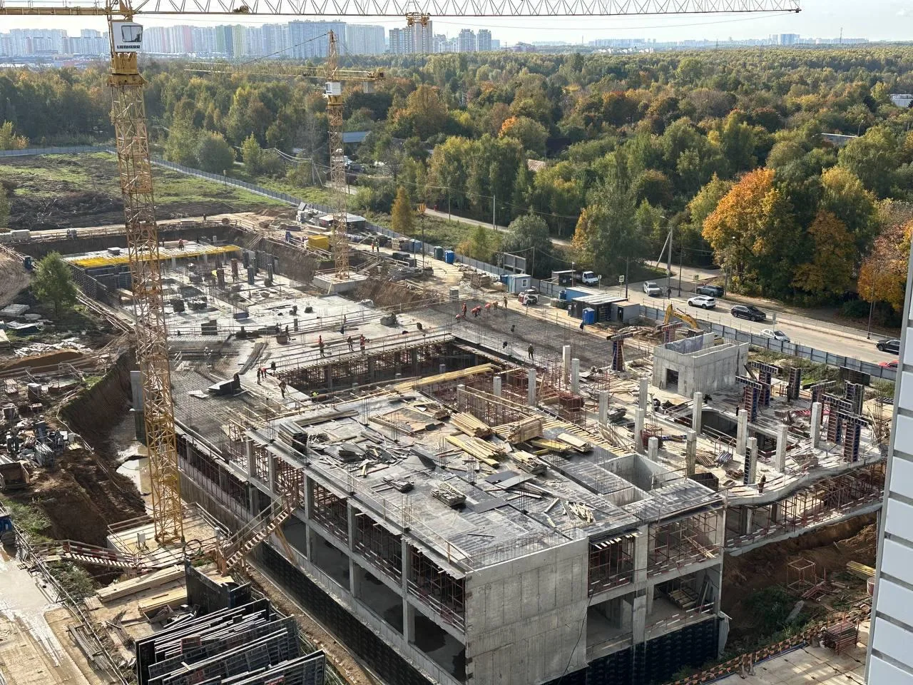 🏗 Благодаря соседям продолжаем следить за строительством школы у "1-го Ленинградского".