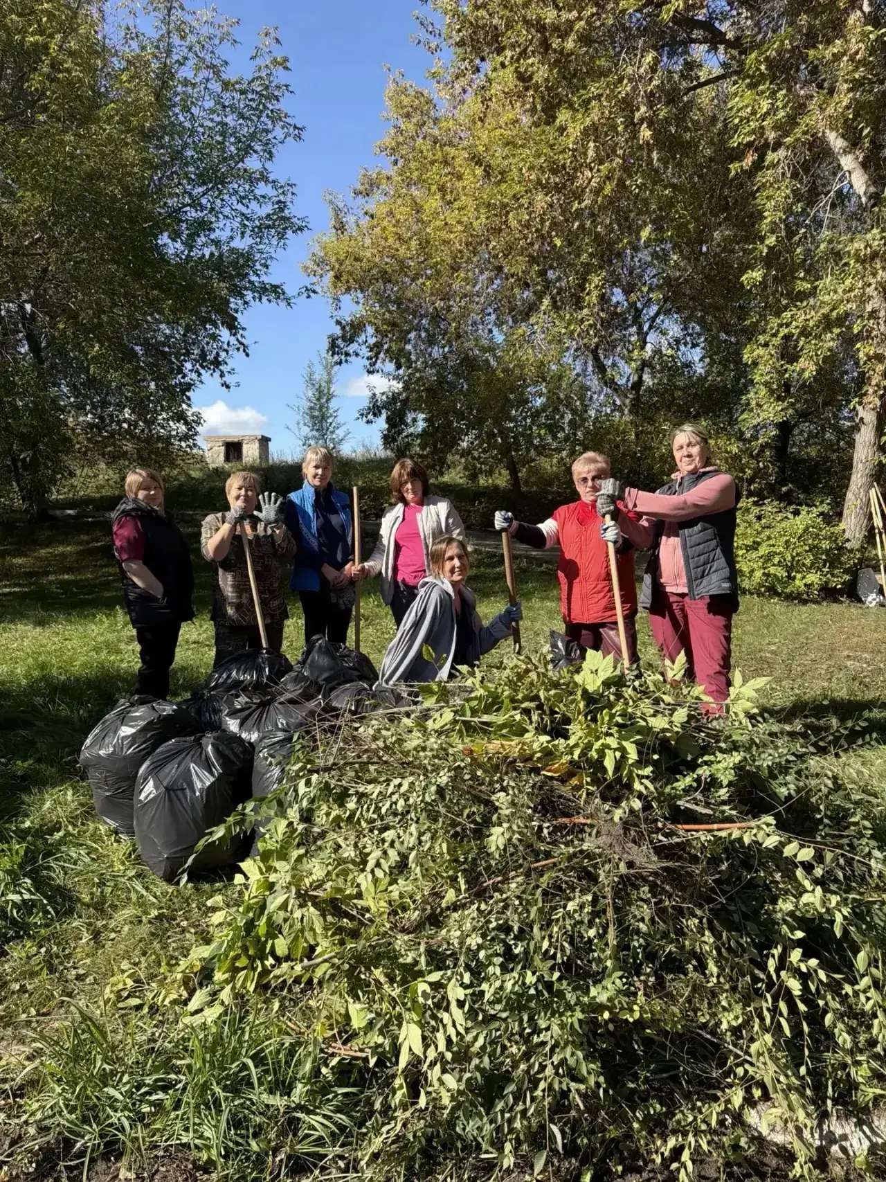 🧹Омские медики присоединились к большому общегородскому осеннему субботнику
